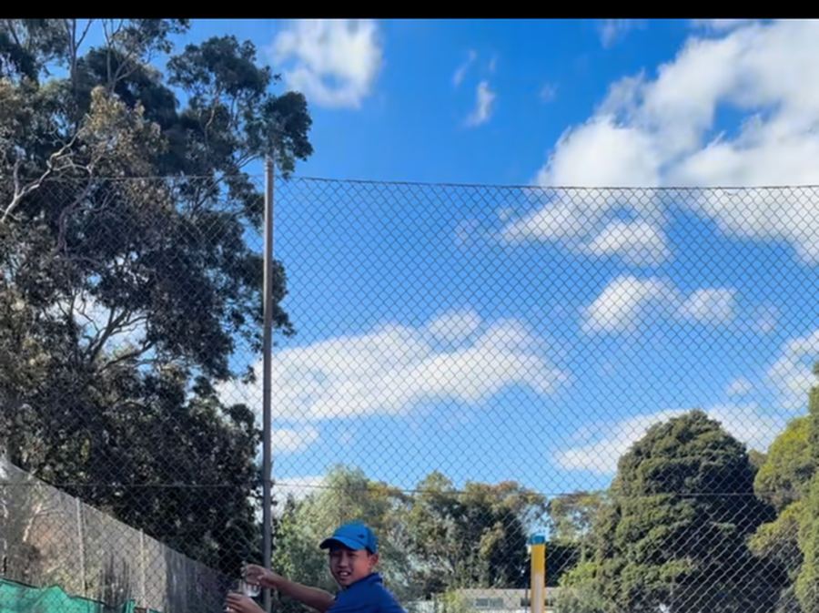 Junior player reaching for a forehand during a Temp Tennis group class